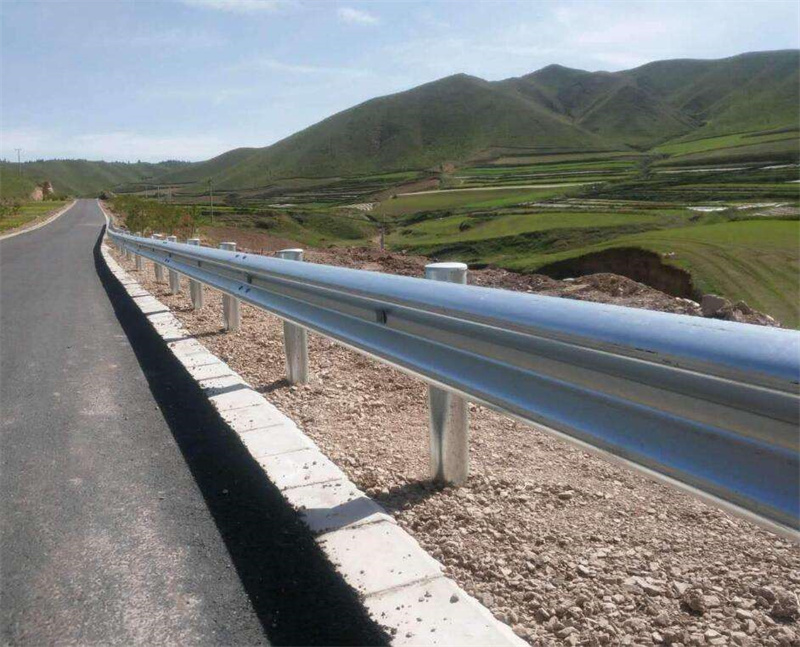 高速公路波形护栏的优势以及弯道设计安装 高速公路波形护栏的优势以及弯道设计安装